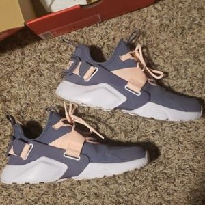 Nike huarache city low worn once